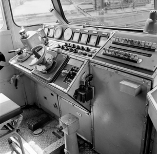 854291 Interieur van een electrische locomotief reeks 15 van de N.M.B.S. (meerspanningslocomotief voor het trekken van ...